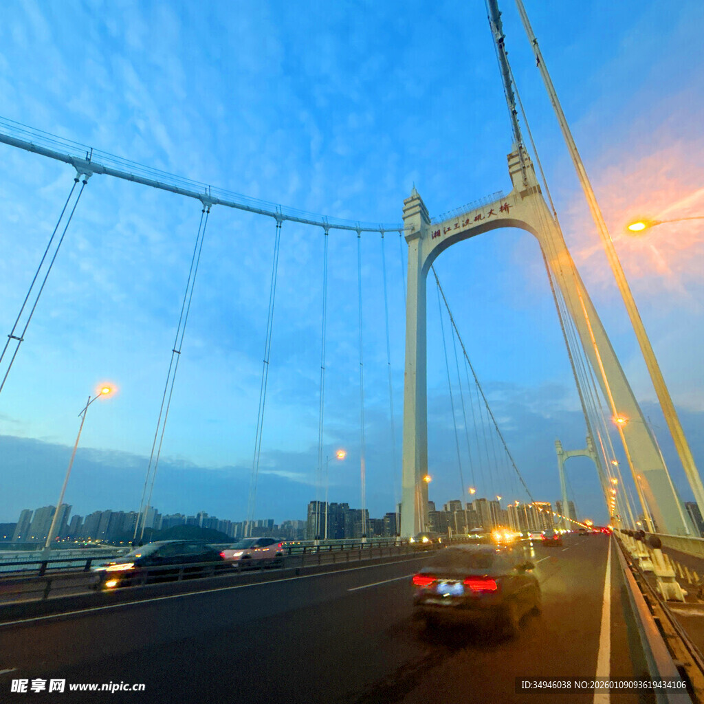 黄昏下的城市桥梁风景