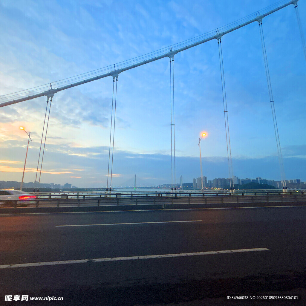 公路远眺城市天际线美景