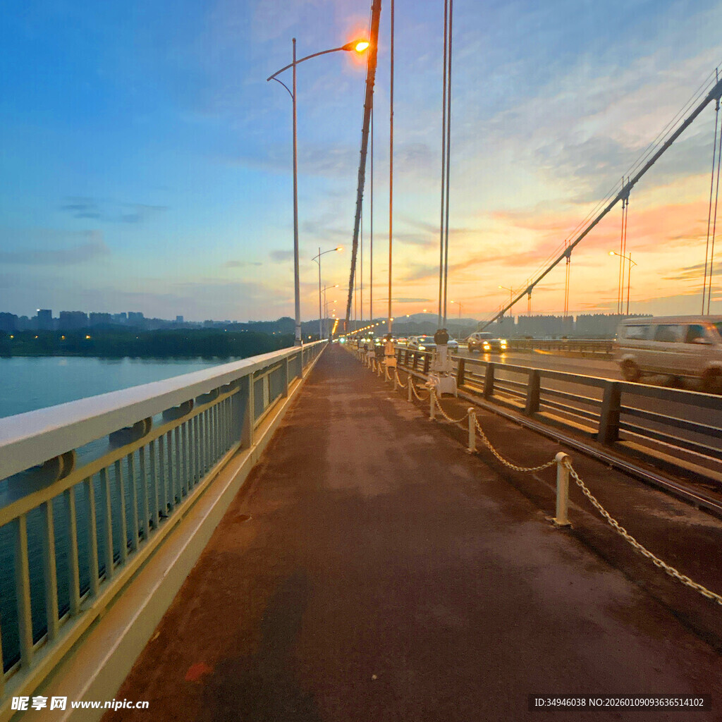 黄昏下的桥梁美丽景致
