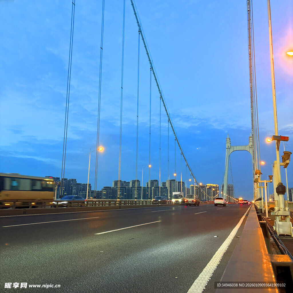 黄昏下的大桥公路景象