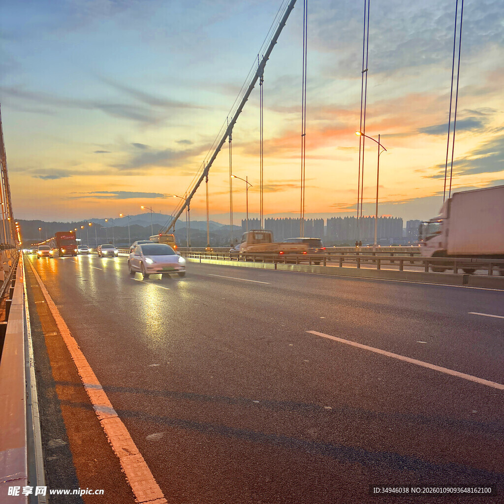 黄昏下的大桥公路景象