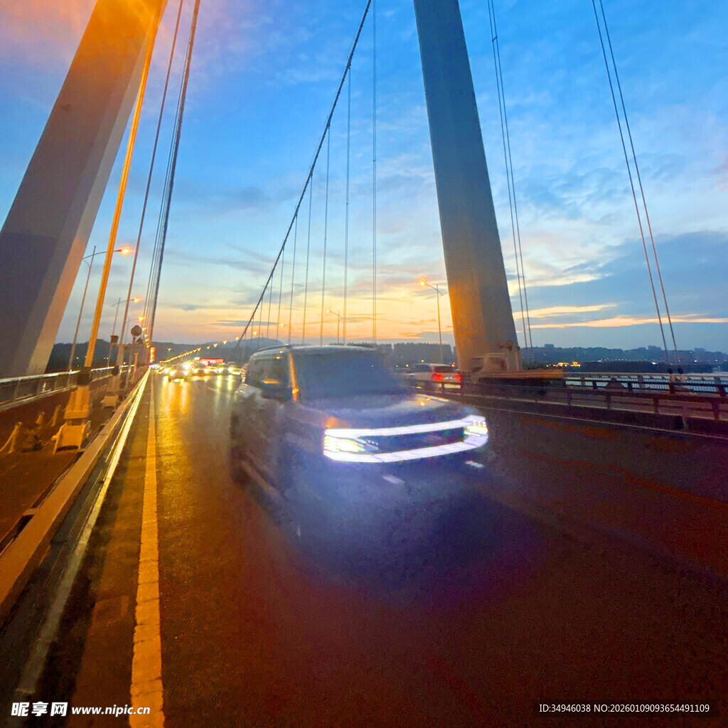 黄昏下桥上行驶的汽车
