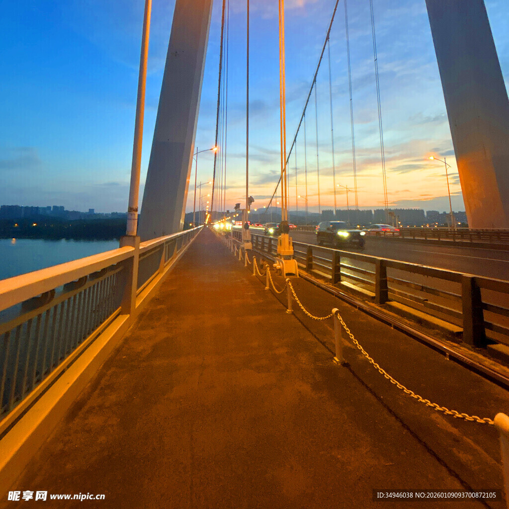 黄昏下的大桥人行步道