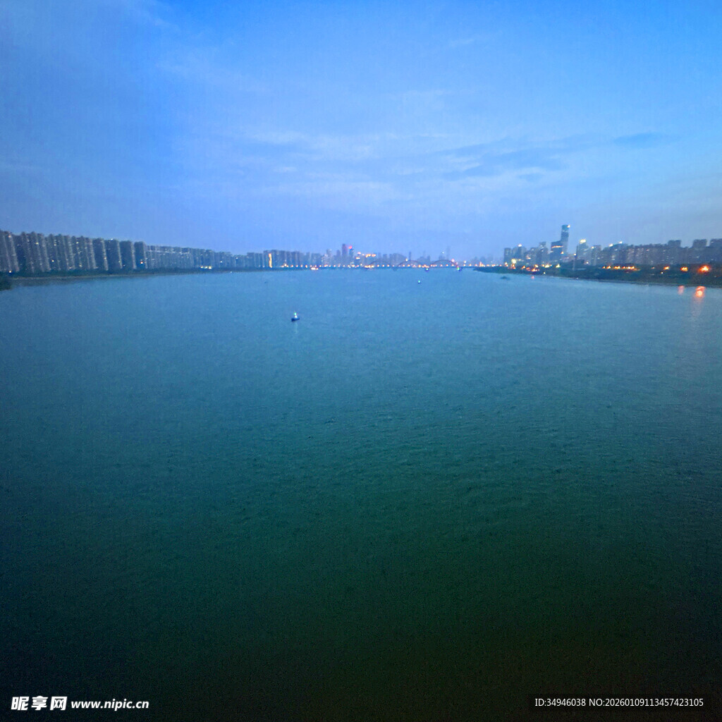 宁静城市河畔风光