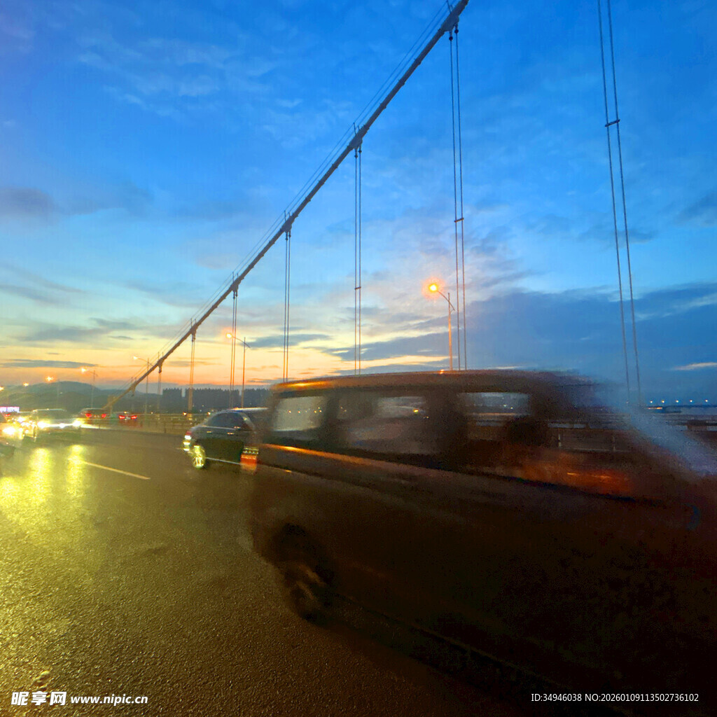 黄昏公路上行驶的模糊车辆