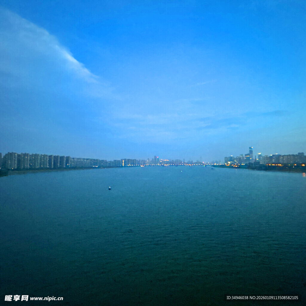 宁静湖畔城市天际线