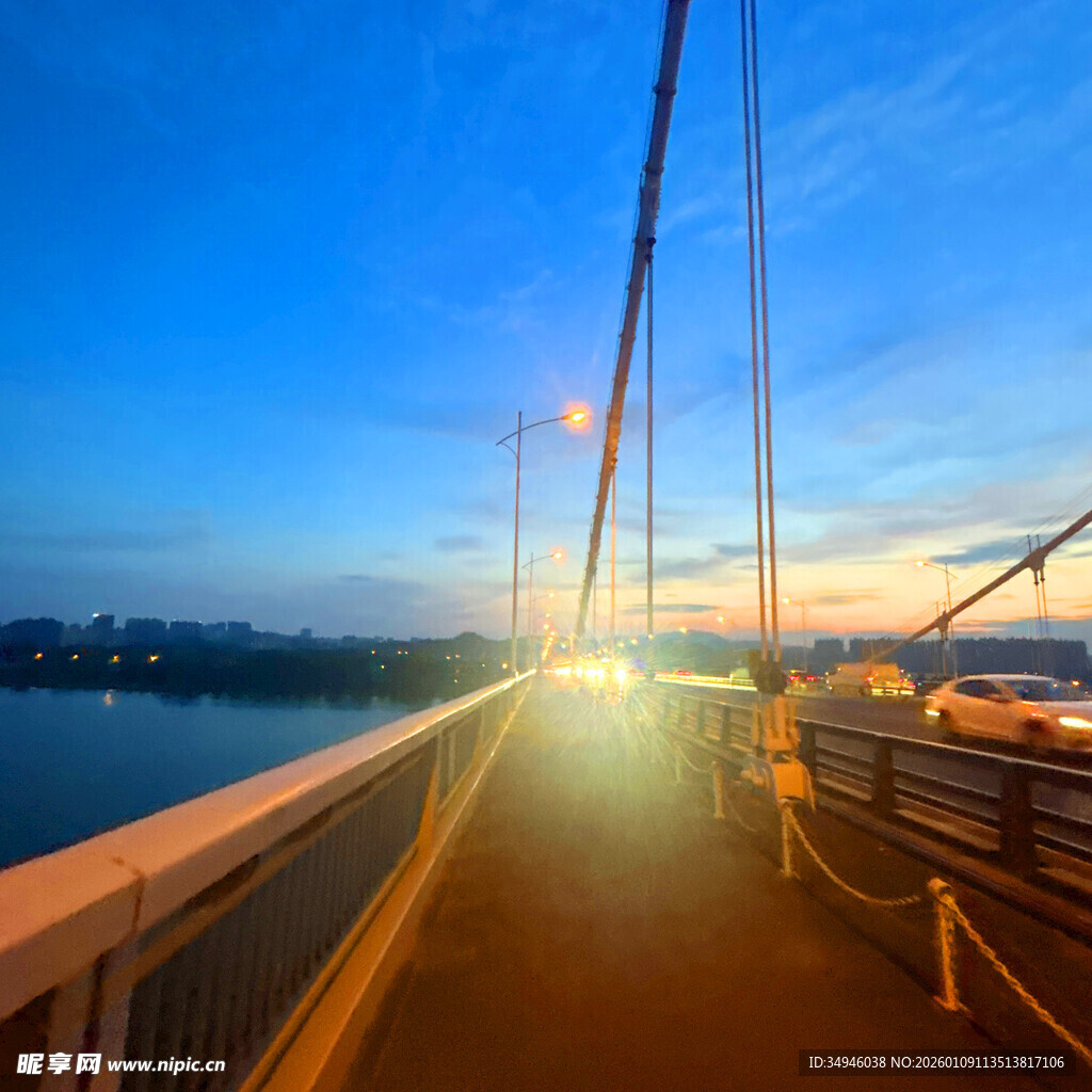 黄昏下的桥梁美景