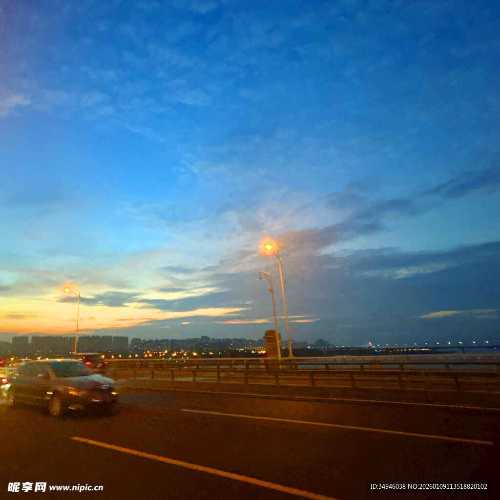 公路上的夕阳与行驶汽车