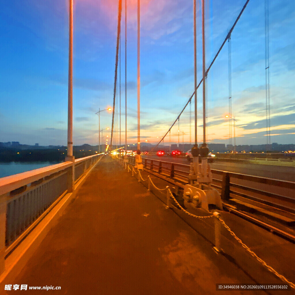 黄昏下的桥梁美景