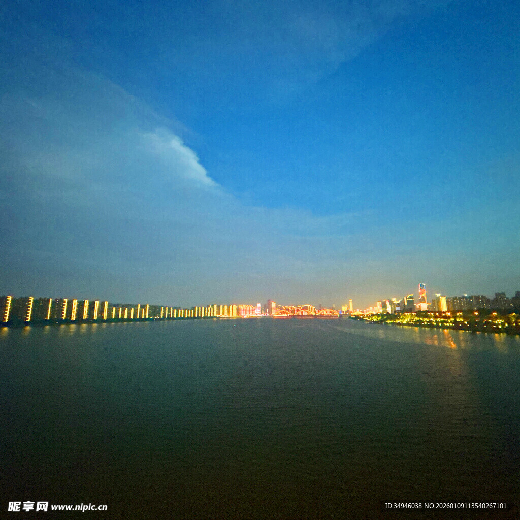 湖畔城市夜景