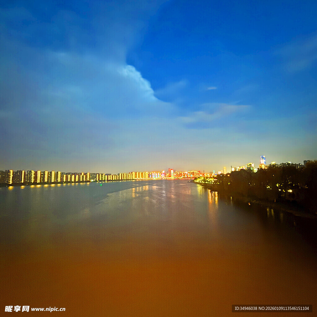 城市江畔夜色美景