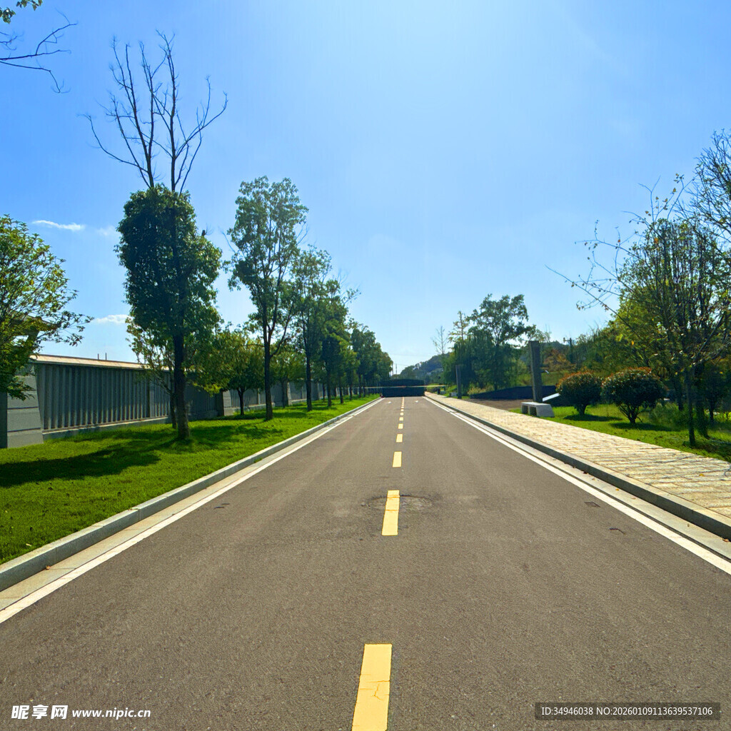 宽阔平坦的乡村公路