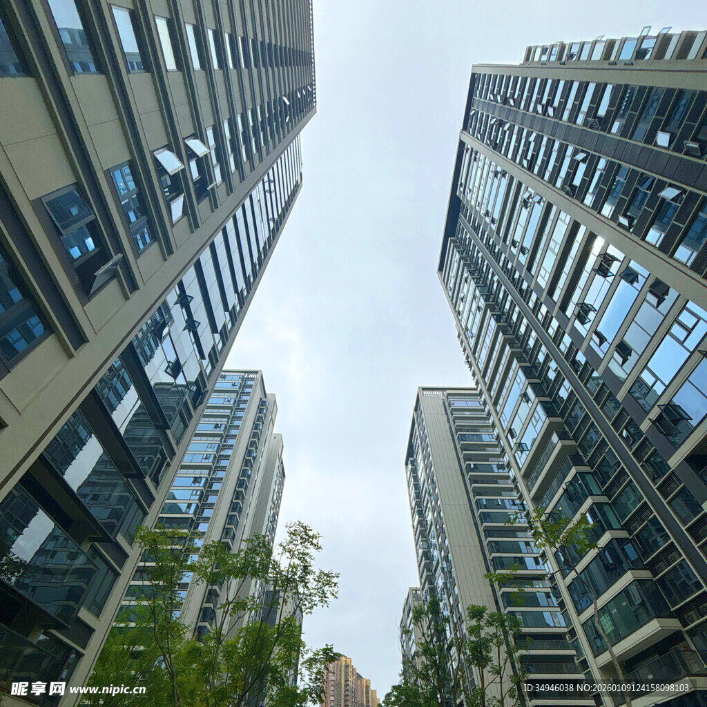 仰视城市高楼建筑群