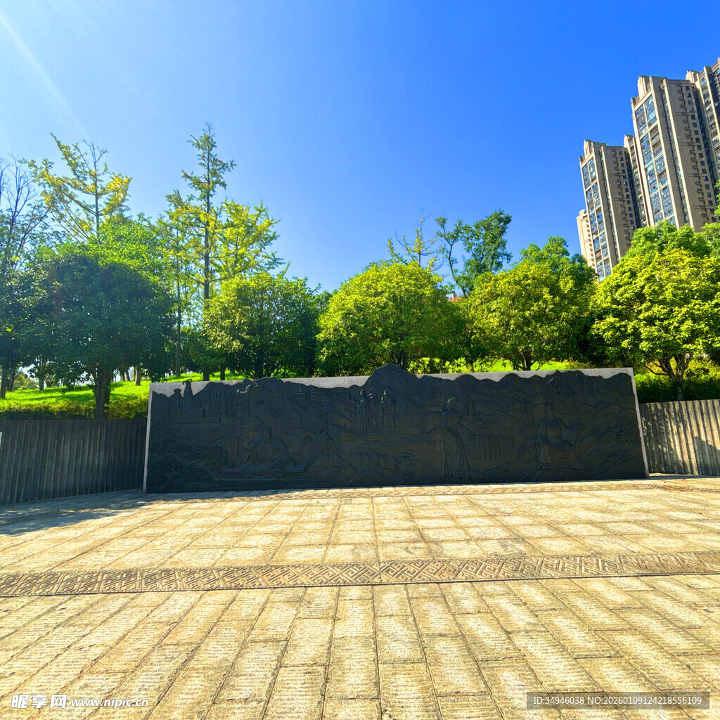 城市中的开阔砖石广场景观