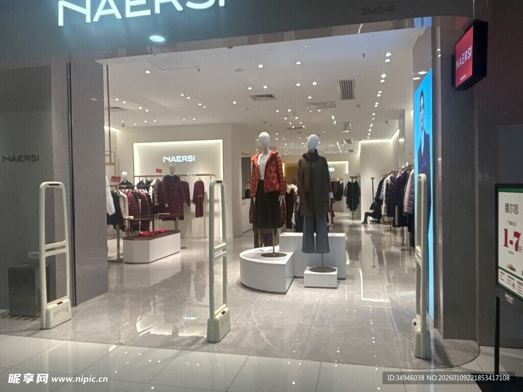 时尚服饰店铺内部场景