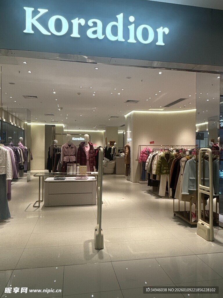 Koradior品牌服装店展示