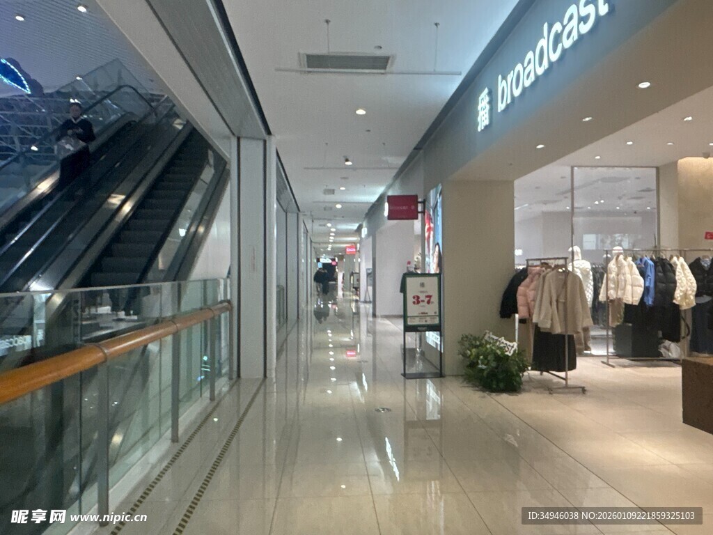 商场宽敞明亮的购物通道