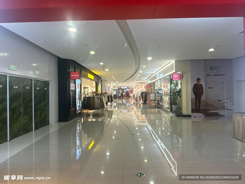 商场内部宽敞明亮的过道
