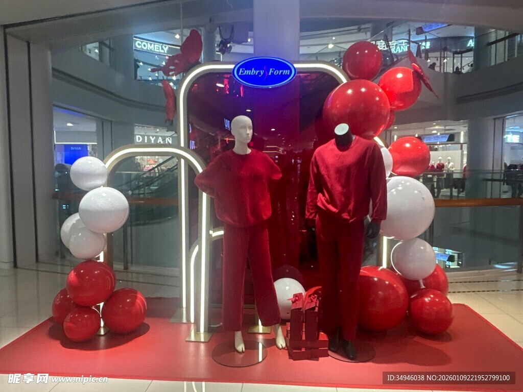 商场内红色主题节日装饰