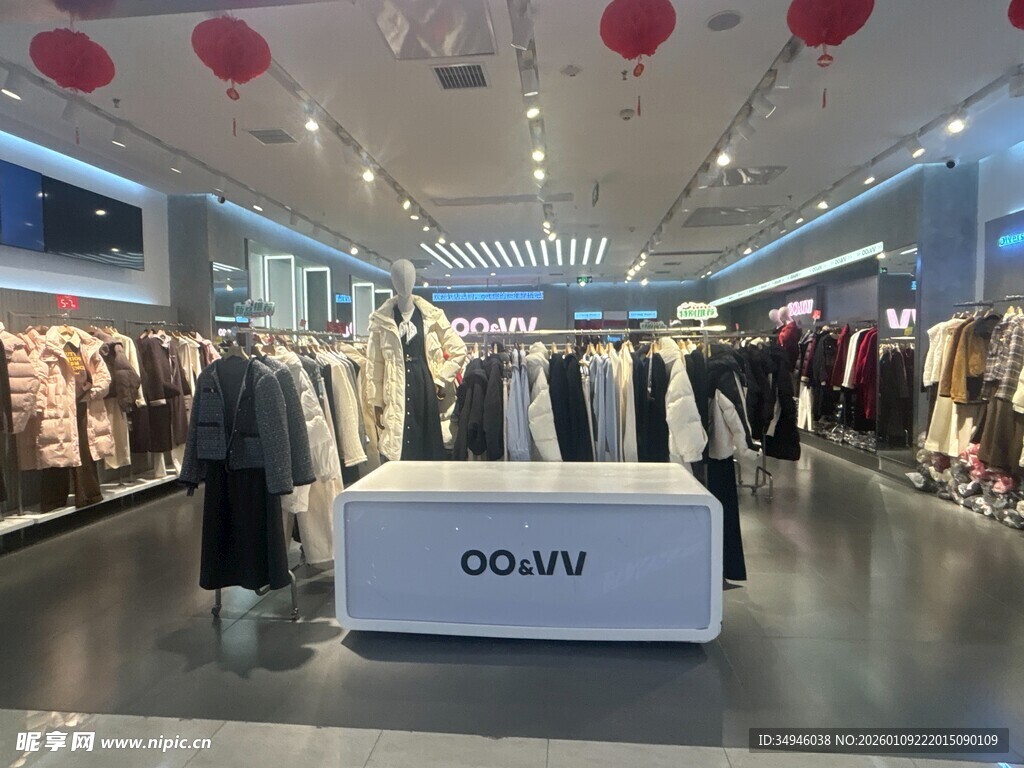 时尚服装店内部陈列展示