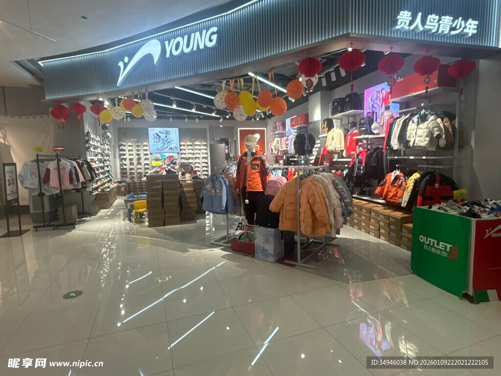 时尚服饰店内部陈列展示