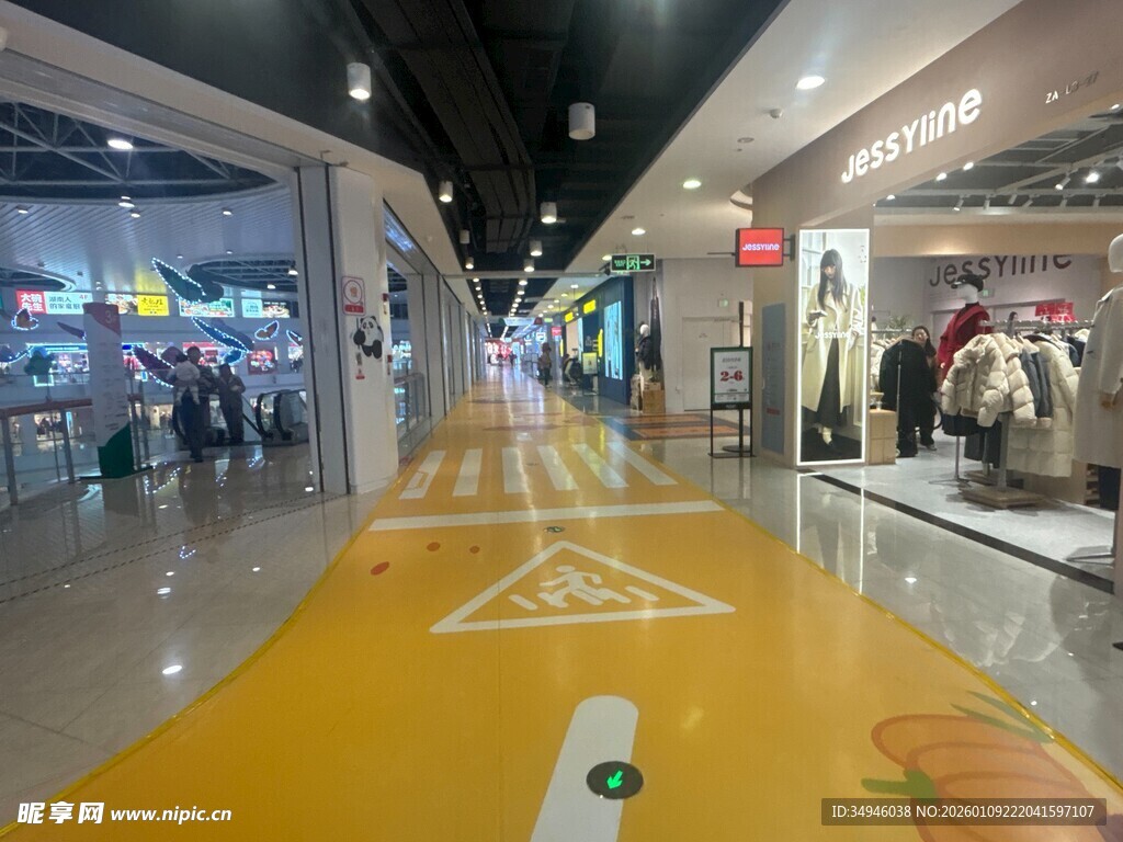商场内的黄色地面引导标识