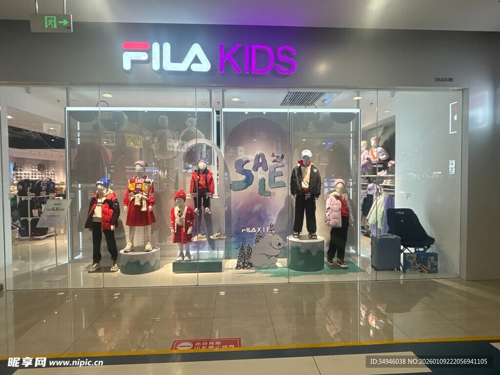 斐乐店铺橱窗展示