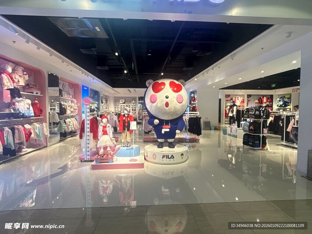 商场内可爱玩偶装饰场景