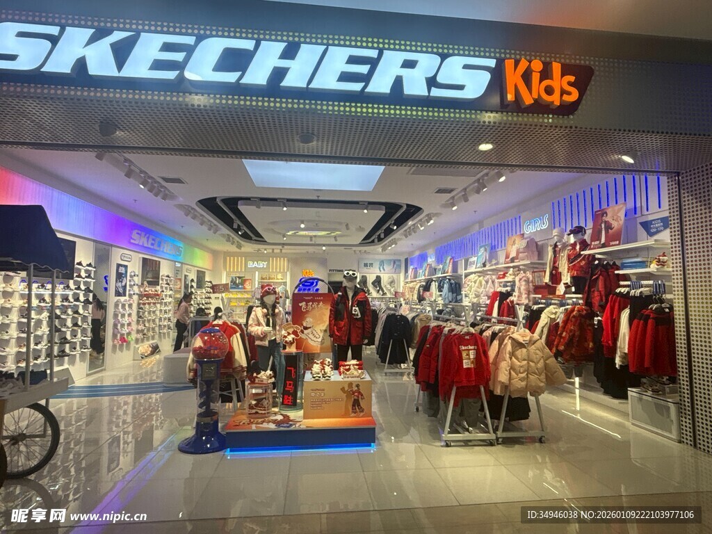 斯凯奇店内热闹购物场景