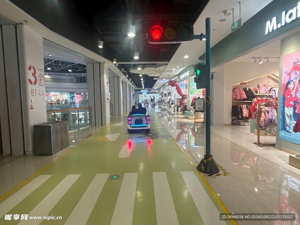 商场内的智能清洁机器人