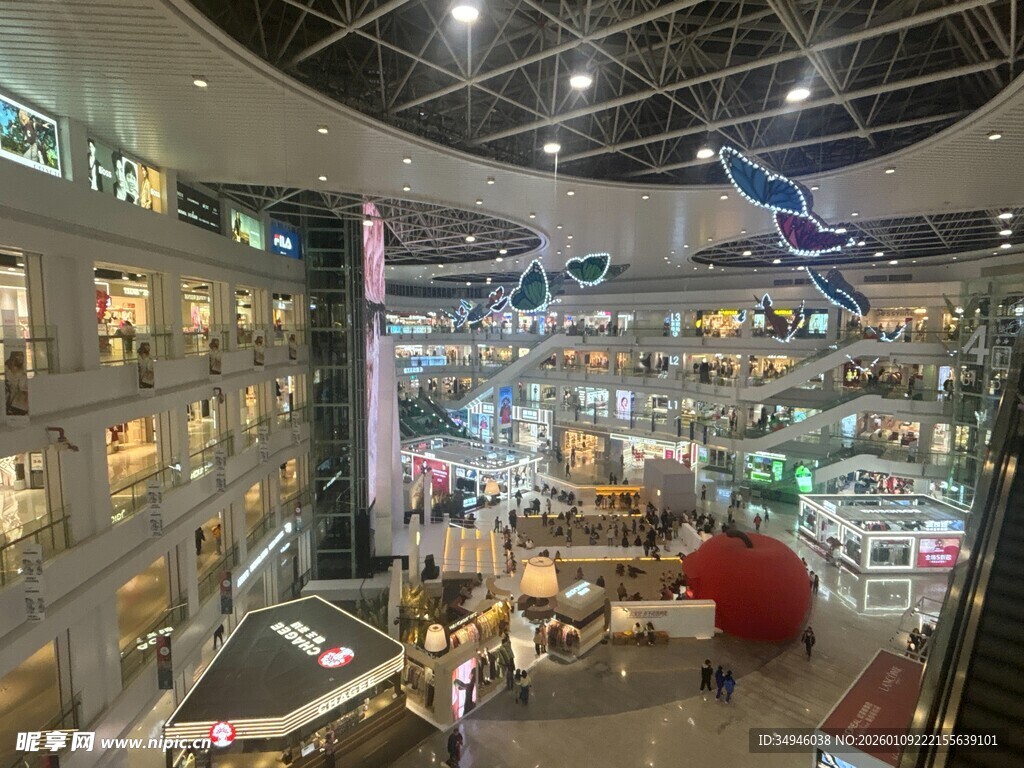 商场内部繁华购物景象