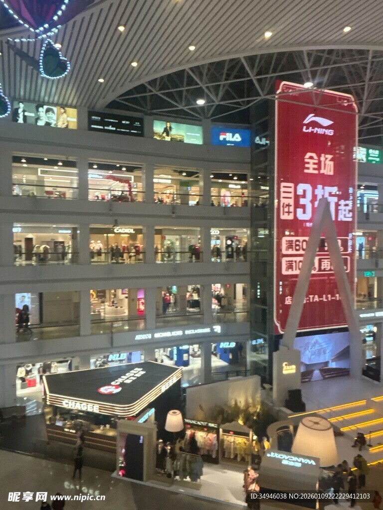 商场内部繁华景象