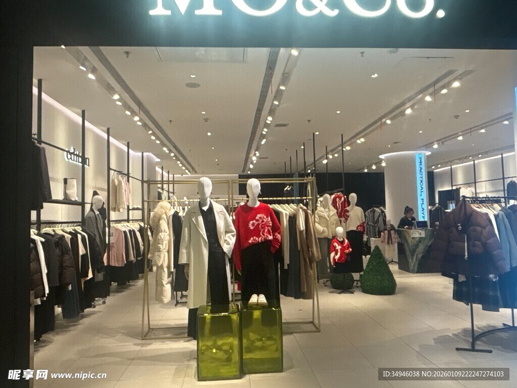 时尚服装店内部陈列展示