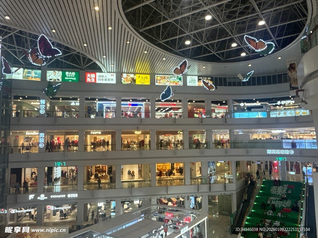 时尚琳琅的商品陈列空间