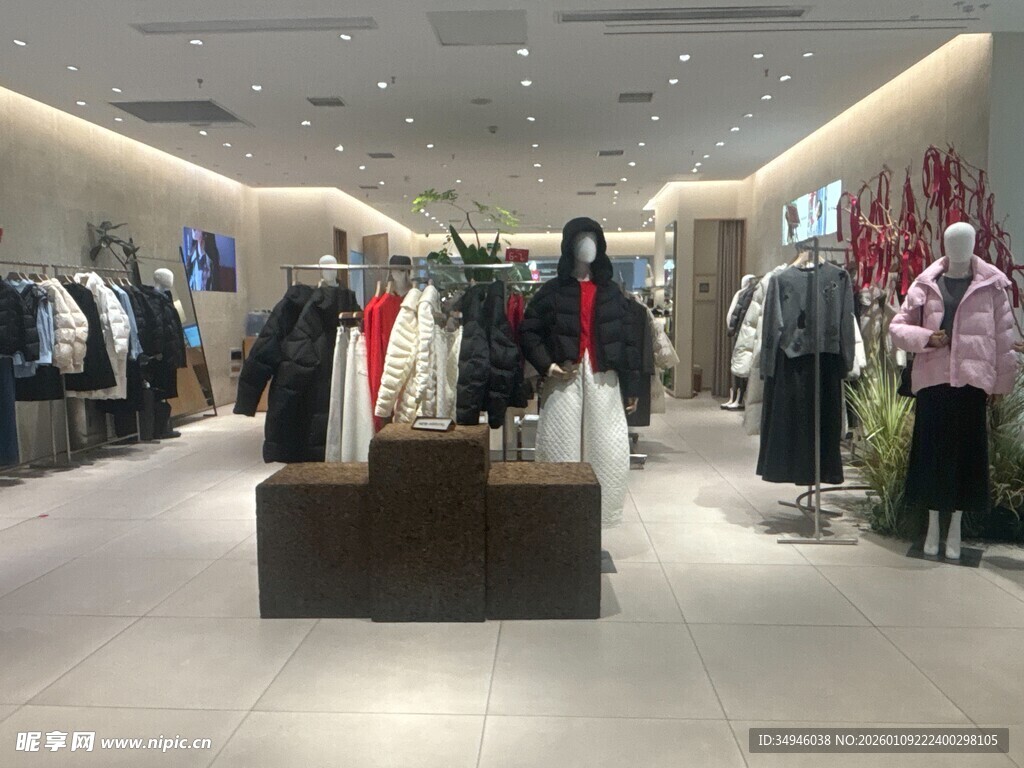 时尚服装店内部陈列展示