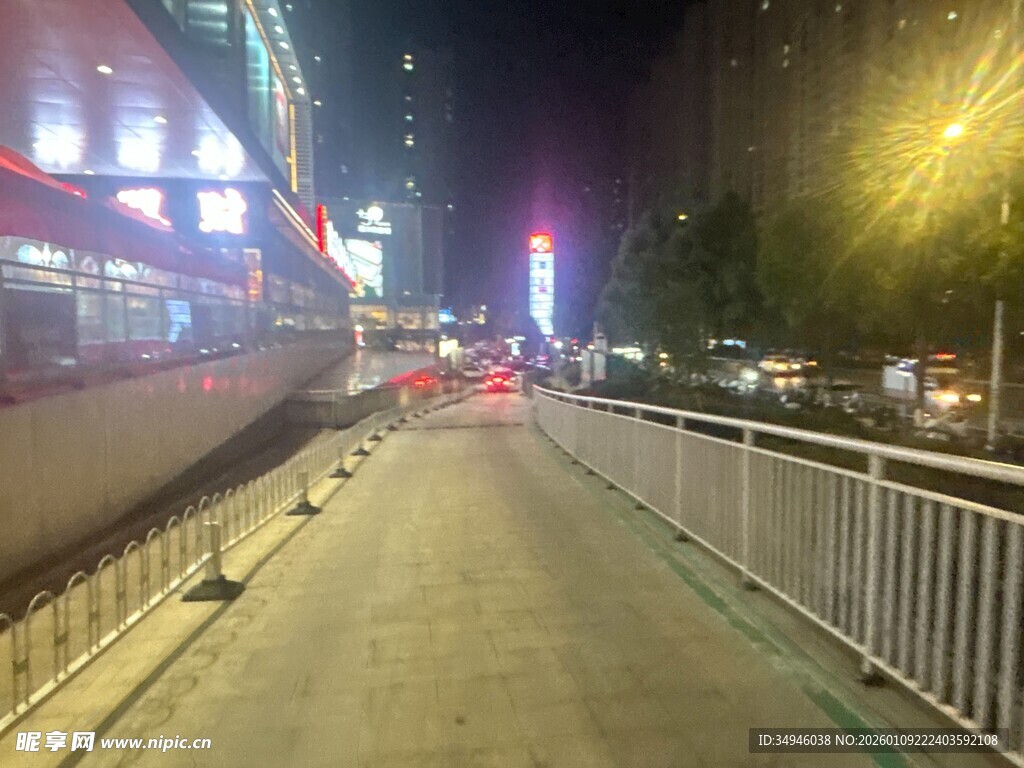 城市夜晚的空旷街道景观