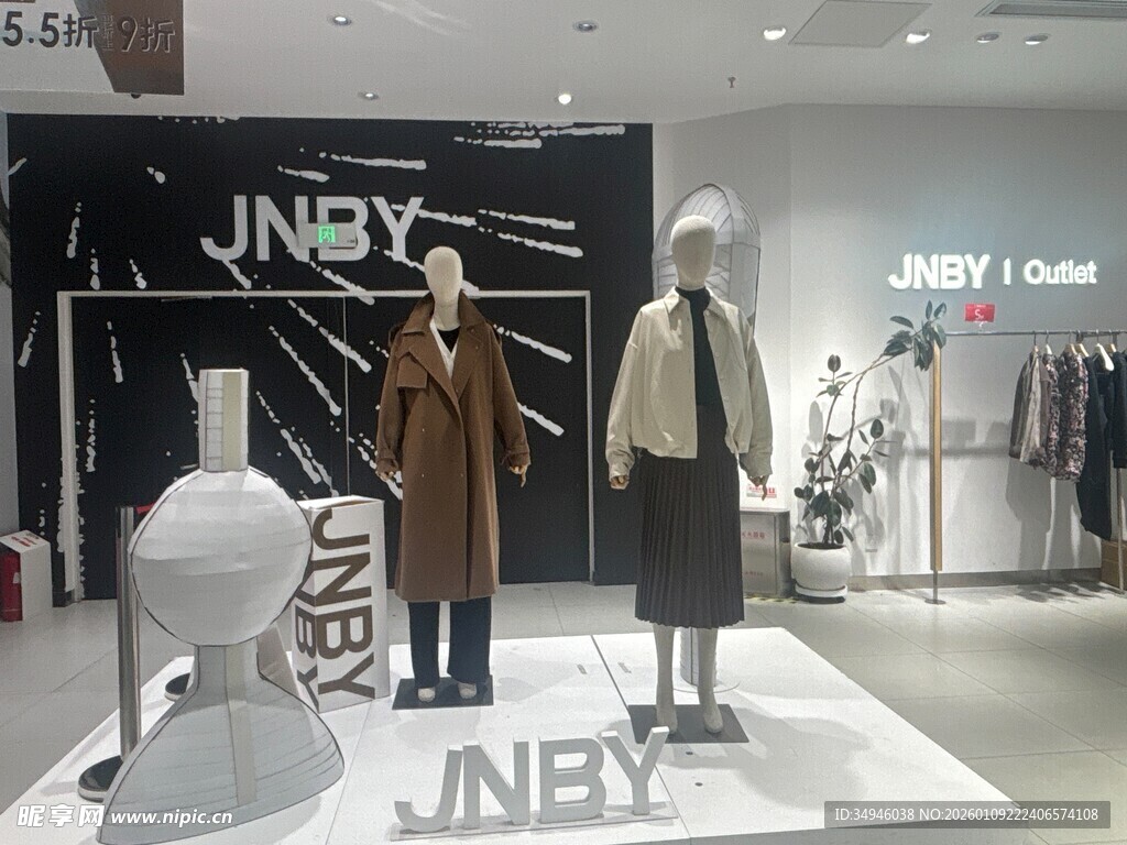 江南布衣品牌服装展示区