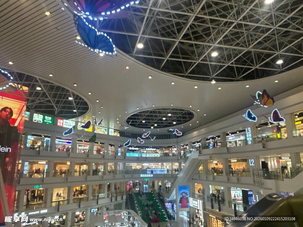 繁华商场内部全景展示