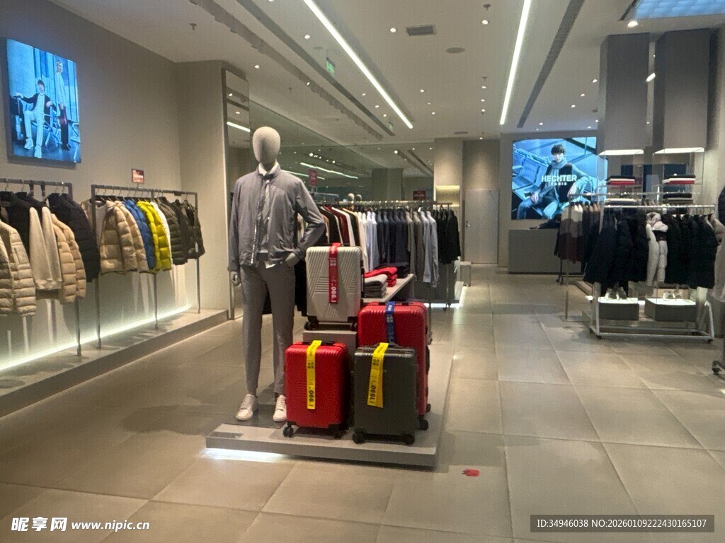 时尚服装店内部陈列展示