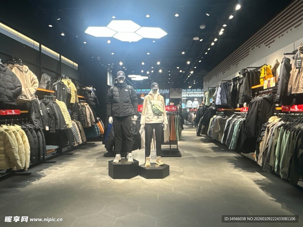 时尚服装店内部陈列展示