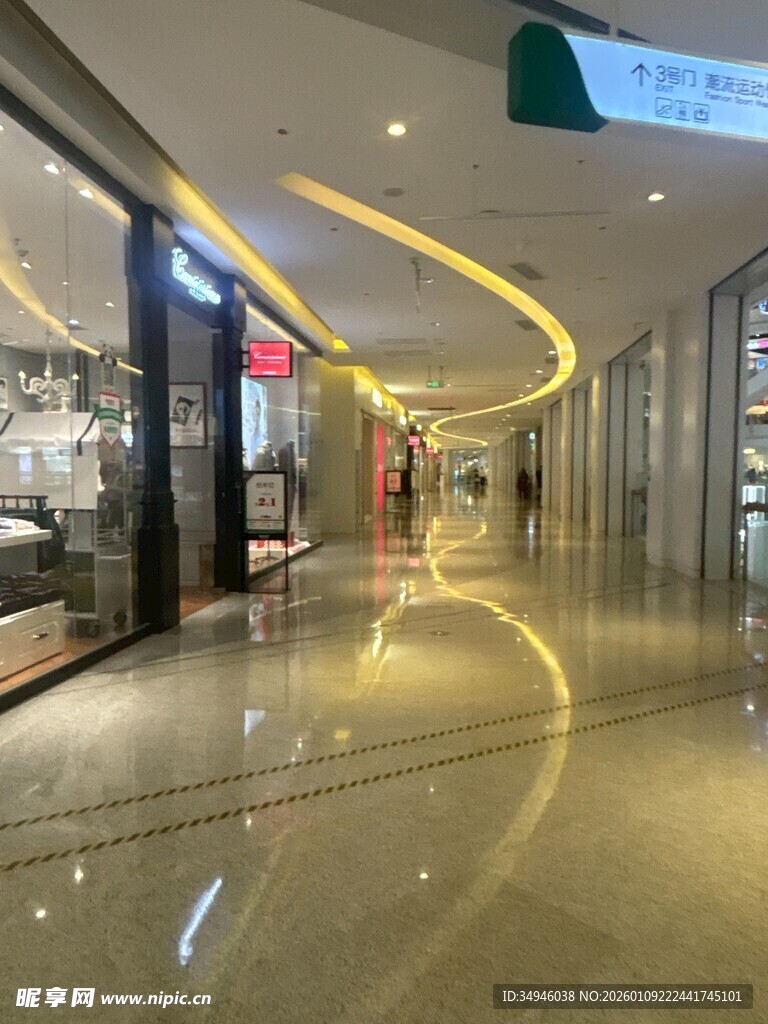现代商场内整洁明亮通道