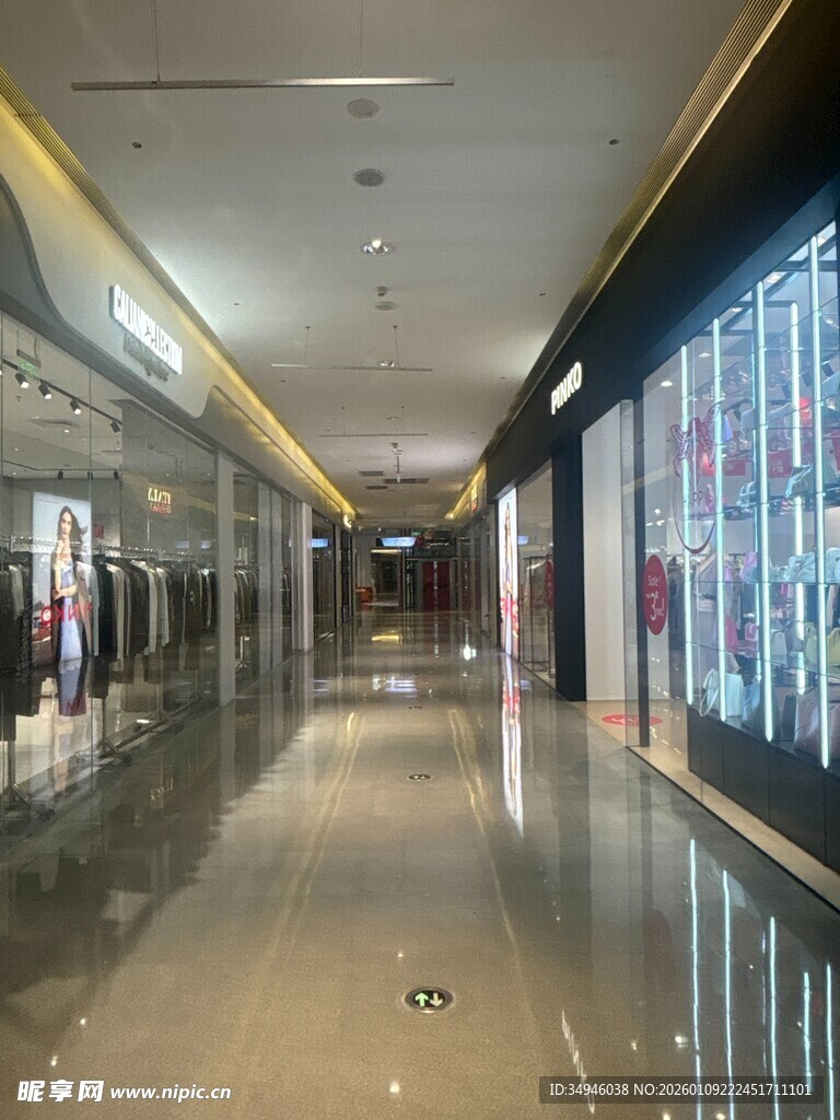 宽敞明亮的时尚购物长廊