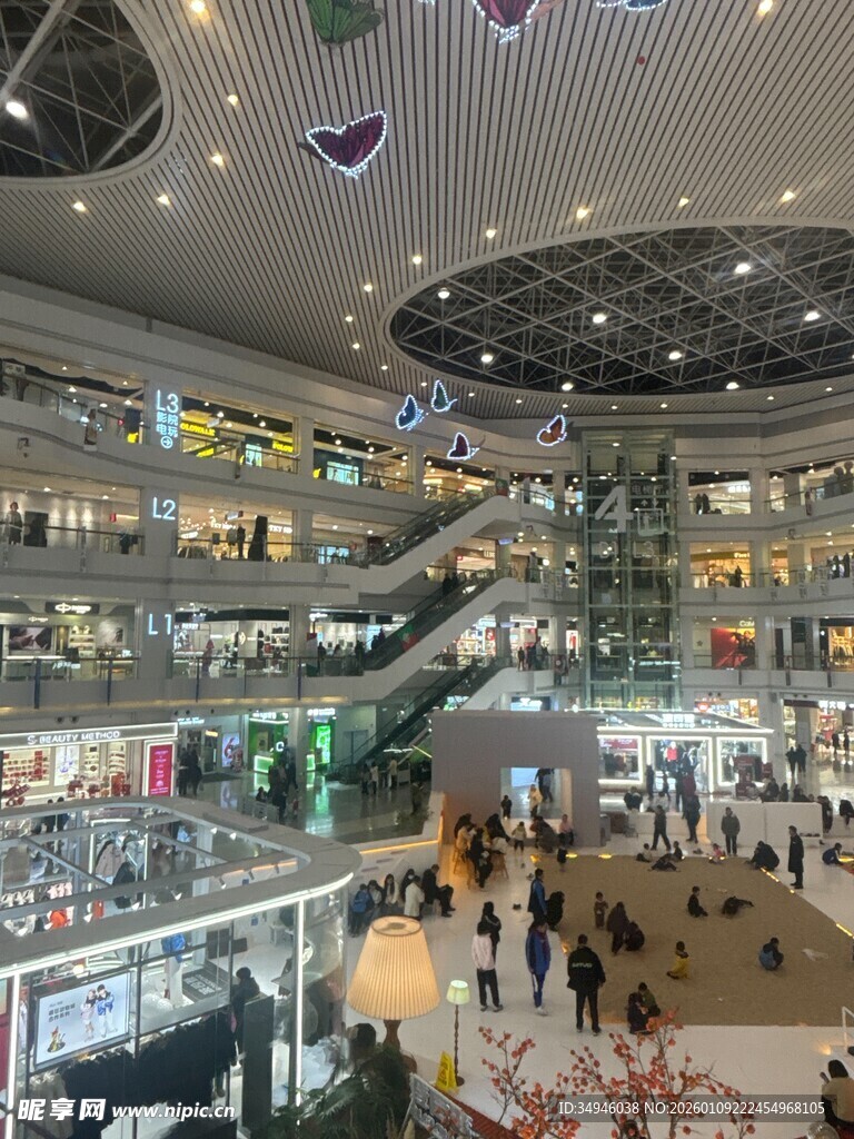 繁华商场内部热闹景象