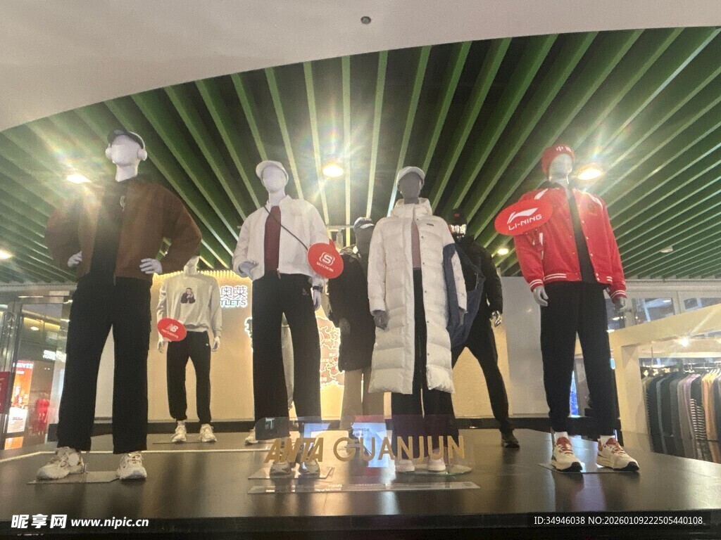 时尚男装店内模特展示