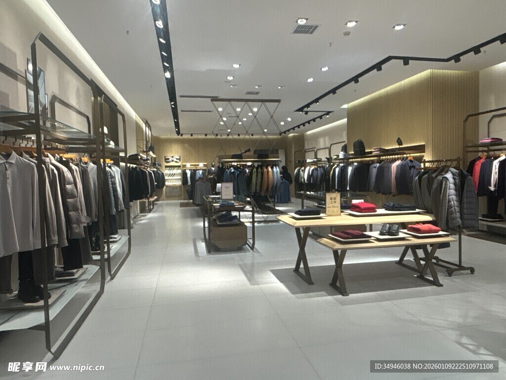 时尚服装店内部陈列展示