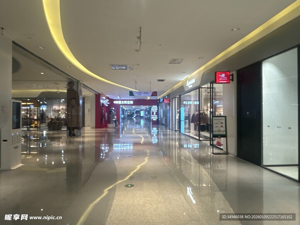 现代商场宽敞明亮的过道