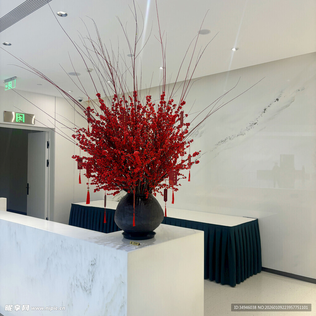 大厅前台的红色花卉装饰