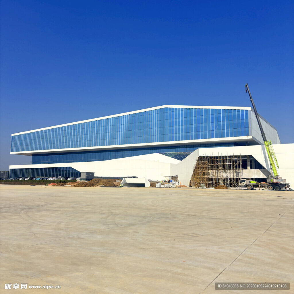 现代化蓝白相间工业建筑