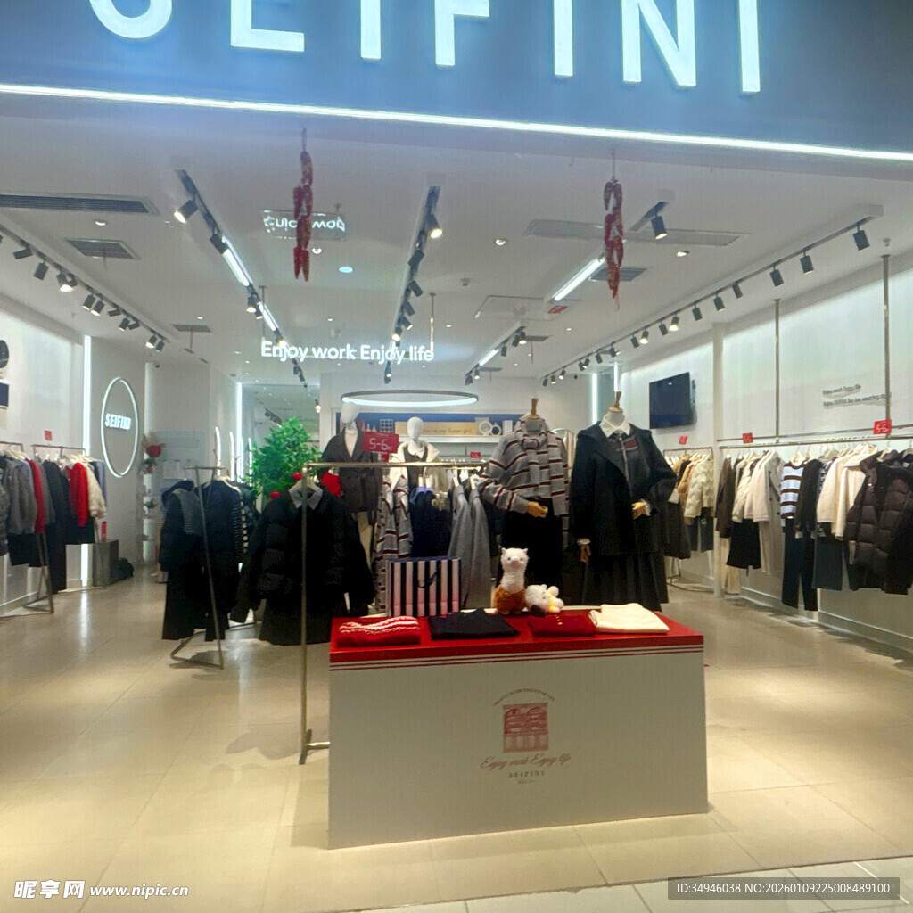 品牌服装店内部场景