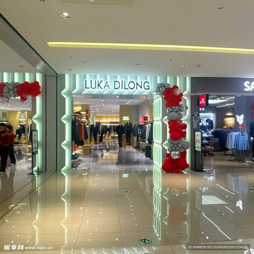 时尚商场内的品牌店铺